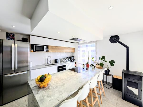 Cette maison mitoyenne de 81 m² a été bâtie en 2002 sur un terrain de 250 m² sur la commune de Rumilly, au sein d’une copropriété sécurisée et parfaitement entretenue, idéalement située à proximité des commodités et
offrant un cadre de vie agréable et fonctionnel.  

☀️ Grâce à son orientation Est, la maison bénéficie d’une agréable luminosité naturelle dès le matin.
🔥❄️ Le confort thermique est assuré par un système de chauffage électrique complété par un poêle à pellets piloté par thermostat ainsi qu’une climatisation réversible, garantissant un confort optimal été comme hiver.
🚗 La maison est accompagnée d'un garage et de trois places de parking 

Elle se compose de la manière suivante :

Au rez-de-chaussée :

✅ Une entrée
✅ Un accès au garage depuis l'intérieur
✅ Un bureau de 8,5 m² pouvant aisément être aménagé en chambre d’appoint, espace de télétravail selon vos besoins
✅Une cuisine ouverte avec ilot
✅ Un espace salon / salle à manger
✅ Un accès à la terrasse et au jardin

A l'étage : 

✅ Deux chambres
✅ Une salle d'eau
✅ Un Wc séparé

💧 Les charges de copropriété incluent également la consommation d’eau, offrant une gestion simplifiée et un meilleur confort au quotidien.

📞 Une opportunité à ne pas manquer ! Contactez-moi dès maintenant si ce bien répond à vos critères
