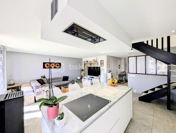 Cette maison mitoyenne de 81 m² a été bâtie en 2002 sur un terrain de 250 m² sur la commune de Rumilly, au sein d’une copropriété sécurisée et parfaitement entretenue, idéalement située à proximité des commodités et
offrant un cadre de vie agréable et fonctionnel.  

☀️ Grâce à son orientation Est, la maison bénéficie d’une agréable luminosité naturelle dès le matin.
🔥❄️ Le confort thermique est assuré par un système de chauffage électrique complété par un poêle à pellets piloté par thermostat ainsi qu’une climatisation réversible, garantissant un confort optimal été comme hiver.
🚗 La maison est accompagnée d'un garage et de trois places de parking 

Elle se compose de la manière suivante :

Au rez-de-chaussée :

✅ Une entrée
✅ Un accès au garage depuis l'intérieur
✅ Un bureau de 8,5 m² pouvant aisément être aménagé en chambre d’appoint, espace de télétravail selon vos besoins
✅Une cuisine ouverte avec ilot
✅ Un espace salon / salle à manger
✅ Un accès à la terrasse et au jardin

A l'étage : 

✅ Deux chambres
✅ Une salle d'eau
✅ Un Wc séparé

💧 Les charges de copropriété incluent également la consommation d’eau, offrant une gestion simplifiée et un meilleur confort au quotidien.

📞 Une opportunité à ne pas manquer ! Contactez-moi dès maintenant si ce bien répond à vos critères