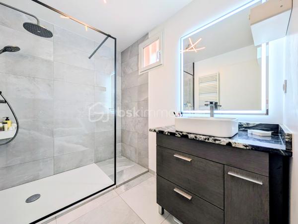 Cette maison mitoyenne de 81 m² a été bâtie en 2002 sur un terrain de 250 m² sur la commune de Rumilly, au sein d’une copropriété sécurisée et parfaitement entretenue, idéalement située à proximité des commodités et
offrant un cadre de vie agréable et fonctionnel.  

☀️ Grâce à son orientation Est, la maison bénéficie d’une agréable luminosité naturelle dès le matin.
🔥❄️ Le confort thermique est assuré par un système de chauffage électrique complété par un poêle à pellets piloté par thermostat ainsi qu’une climatisation réversible, garantissant un confort optimal été comme hiver.
🚗 La maison est accompagnée d'un garage et de trois places de parking 

Elle se compose de la manière suivante :

Au rez-de-chaussée :

✅ Une entrée
✅ Un accès au garage depuis l'intérieur
✅ Un bureau de 8,5 m² pouvant aisément être aménagé en chambre d’appoint, espace de télétravail selon vos besoins
✅Une cuisine ouverte avec ilot
✅ Un espace salon / salle à manger
✅ Un accès à la terrasse et au jardin

A l'étage : 

✅ Deux chambres
✅ Une salle d'eau
✅ Un Wc séparé

💧 Les charges de copropriété incluent également la consommation d’eau, offrant une gestion simplifiée et un meilleur confort au quotidien.

📞 Une opportunité à ne pas manquer ! Contactez-moi dès maintenant si ce bien répond à vos critères