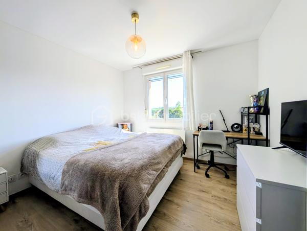 Cette maison mitoyenne de 81 m² a été bâtie en 2002 sur un terrain de 250 m² sur la commune de Rumilly, au sein d’une copropriété sécurisée et parfaitement entretenue, idéalement située à proximité des commodités et
offrant un cadre de vie agréable et fonctionnel.  

☀️ Grâce à son orientation Est, la maison bénéficie d’une agréable luminosité naturelle dès le matin.
🔥❄️ Le confort thermique est assuré par un système de chauffage électrique complété par un poêle à pellets piloté par thermostat ainsi qu’une climatisation réversible, garantissant un confort optimal été comme hiver.
🚗 La maison est accompagnée d'un garage et de trois places de parking 

Elle se compose de la manière suivante :

Au rez-de-chaussée :

✅ Une entrée
✅ Un accès au garage depuis l'intérieur
✅ Un bureau de 8,5 m² pouvant aisément être aménagé en chambre d’appoint, espace de télétravail selon vos besoins
✅Une cuisine ouverte avec ilot
✅ Un espace salon / salle à manger
✅ Un accès à la terrasse et au jardin

A l'étage : 

✅ Deux chambres
✅ Une salle d'eau
✅ Un Wc séparé

💧 Les charges de copropriété incluent également la consommation d’eau, offrant une gestion simplifiée et un meilleur confort au quotidien.

📞 Une opportunité à ne pas manquer ! Contactez-moi dès maintenant si ce bien répond à vos critères