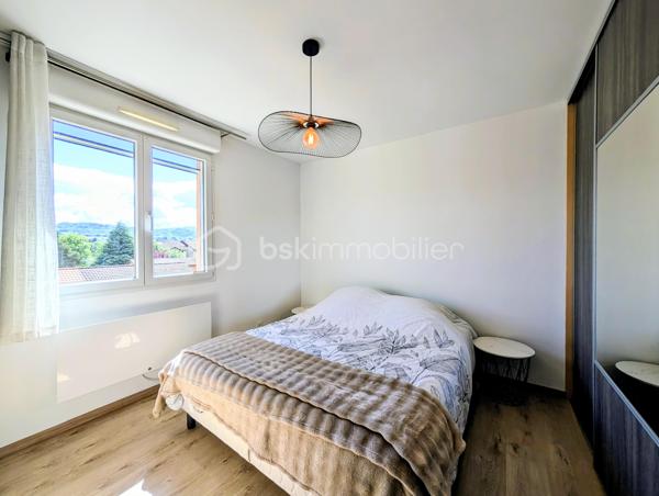 Cette maison mitoyenne de 81 m² a été bâtie en 2002 sur un terrain de 250 m² sur la commune de Rumilly, au sein d’une copropriété sécurisée et parfaitement entretenue, idéalement située à proximité des commodités et
offrant un cadre de vie agréable et fonctionnel.  

☀️ Grâce à son orientation Est, la maison bénéficie d’une agréable luminosité naturelle dès le matin.
🔥❄️ Le confort thermique est assuré par un système de chauffage électrique complété par un poêle à pellets piloté par thermostat ainsi qu’une climatisation réversible, garantissant un confort optimal été comme hiver.
🚗 La maison est accompagnée d'un garage et de trois places de parking 

Elle se compose de la manière suivante :

Au rez-de-chaussée :

✅ Une entrée
✅ Un accès au garage depuis l'intérieur
✅ Un bureau de 8,5 m² pouvant aisément être aménagé en chambre d’appoint, espace de télétravail selon vos besoins
✅Une cuisine ouverte avec ilot
✅ Un espace salon / salle à manger
✅ Un accès à la terrasse et au jardin

A l'étage : 

✅ Deux chambres
✅ Une salle d'eau
✅ Un Wc séparé

💧 Les charges de copropriété incluent également la consommation d’eau, offrant une gestion simplifiée et un meilleur confort au quotidien.

📞 Une opportunité à ne pas manquer ! Contactez-moi dès maintenant si ce bien répond à vos critères
