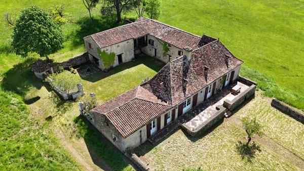Ancien corps de ferme avec piscine