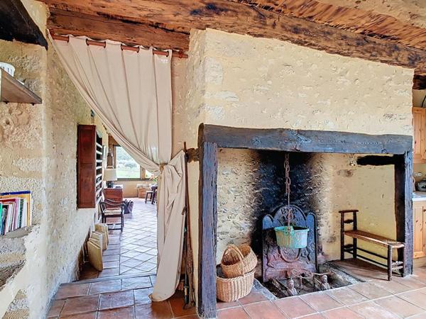 Ancien corps de ferme avec piscine