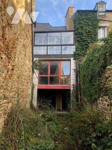 En centre-ville : un ensemble immobilier, soumis au régime de la copropriété, les lots en propr...