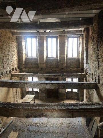 En centre-ville : un ensemble immobilier, soumis au régime de la copropriété, les lots en propr...