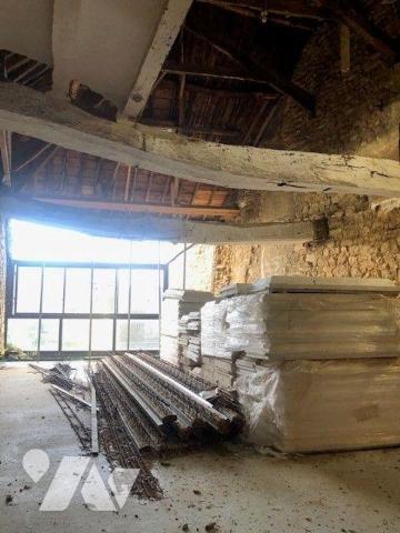 En centre-ville : un ensemble immobilier, soumis au régime de la copropriété, les lots en propr...