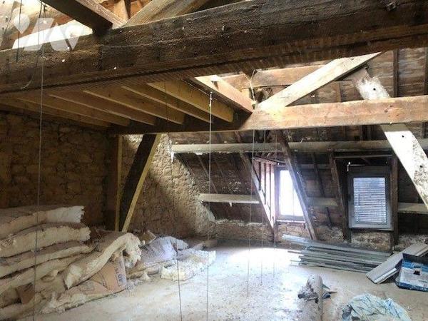 En centre-ville : un ensemble immobilier, soumis au régime de la copropriété, les lots en propr...