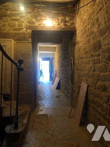 En centre-ville : un ensemble immobilier, soumis au régime de la copropriété, les lots en propr...