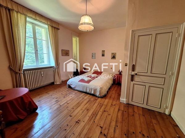 Château 15 pièces et 3 Gîtes indépendants avec piscine