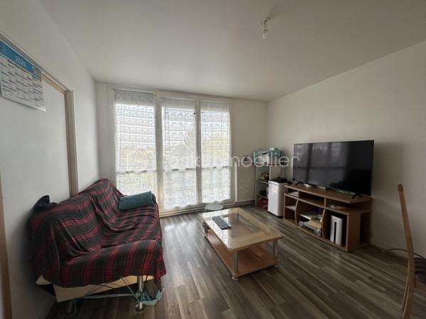 Idéalement situé, proche du tramway et des commodités !
À deux pas du collège Montaigne et de l’école Alain, découvrez ce bel appartement situé au 2ᵉ étage d’une résidence sécurisée et parfaitement entretenue.
Vous serez séduit par ses beaux volumes avec :
Un spacieux salon-séjour lumineux avec cuisine ouverte
Un cellier pratique pour le rangement
3 chambres avec possibilité d’aménager une 4ᵉ chambre selon vos besoins
Un dressing
Une salle d’eau avec WC
Côté confort : chauffage individuel au gaz de ville et faibles charges, un vrai plus pour votre budget.
 Un bien idéal pour une famille ou un investissement !

À visiter sans tarder !