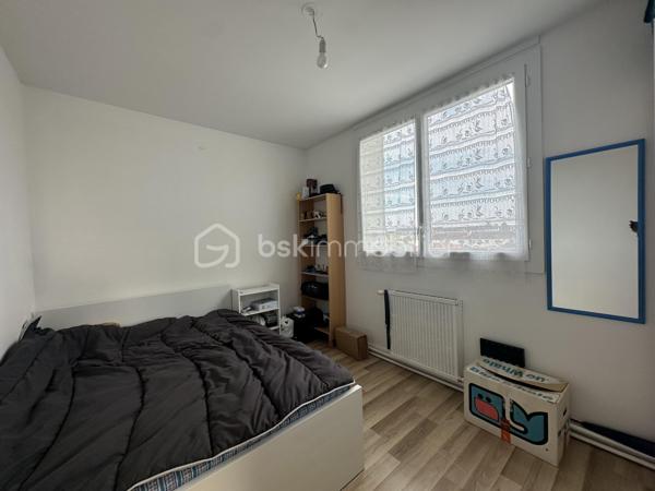 Idéalement situé, proche du tramway et des commodités !
À deux pas du collège Montaigne et de l’école Alain, découvrez ce bel appartement situé au 2ᵉ étage d’une résidence sécurisée et parfaitement entretenue.
Vous serez séduit par ses beaux volumes avec :
Un spacieux salon-séjour lumineux avec cuisine ouverte
Un cellier pratique pour le rangement
3 chambres avec possibilité d’aménager une 4ᵉ chambre selon vos besoins
Un dressing
Une salle d’eau avec WC
Côté confort : chauffage individuel au gaz de ville et faibles charges, un vrai plus pour votre budget.
 Un bien idéal pour une famille ou un investissement !

À visiter sans tarder !