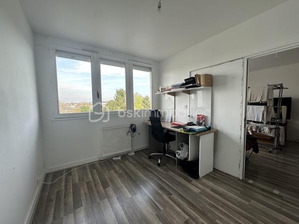 Idéalement situé, proche du tramway et des commodités !
À deux pas du collège Montaigne et de l’école Alain, découvrez ce bel appartement situé au 2ᵉ étage d’une résidence sécurisée et parfaitement entretenue.
Vous serez séduit par ses beaux volumes avec :
Un spacieux salon-séjour lumineux avec cuisine ouverte
Un cellier pratique pour le rangement
3 chambres avec possibilité d’aménager une 4ᵉ chambre selon vos besoins
Un dressing
Une salle d’eau avec WC
Côté confort : chauffage individuel au gaz de ville et faibles charges, un vrai plus pour votre budget.
 Un bien idéal pour une famille ou un investissement !

À visiter sans tarder !