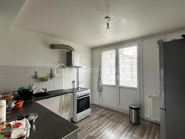 Idéalement situé, proche du tramway et des commodités !
À deux pas du collège Montaigne et de l’école Alain, découvrez ce bel appartement situé au 2ᵉ étage d’une résidence sécurisée et parfaitement entretenue.
Vous serez séduit par ses beaux volumes avec :
Un spacieux salon-séjour lumineux avec cuisine ouverte
Un cellier pratique pour le rangement
3 chambres avec possibilité d’aménager une 4ᵉ chambre selon vos besoins
Un dressing
Une salle d’eau avec WC
Côté confort : chauffage individuel au gaz de ville et faibles charges, un vrai plus pour votre budget.
 Un bien idéal pour une famille ou un investissement !

À visiter sans tarder !