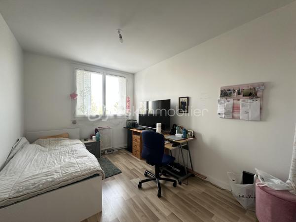 Idéalement situé, proche du tramway et des commodités !
À deux pas du collège Montaigne et de l’école Alain, découvrez ce bel appartement situé au 2ᵉ étage d’une résidence sécurisée et parfaitement entretenue.
Vous serez séduit par ses beaux volumes avec :
Un spacieux salon-séjour lumineux avec cuisine ouverte
Un cellier pratique pour le rangement
3 chambres avec possibilité d’aménager une 4ᵉ chambre selon vos besoins
Un dressing
Une salle d’eau avec WC
Côté confort : chauffage individuel au gaz de ville et faibles charges, un vrai plus pour votre budget.
 Un bien idéal pour une famille ou un investissement !

À visiter sans tarder !
