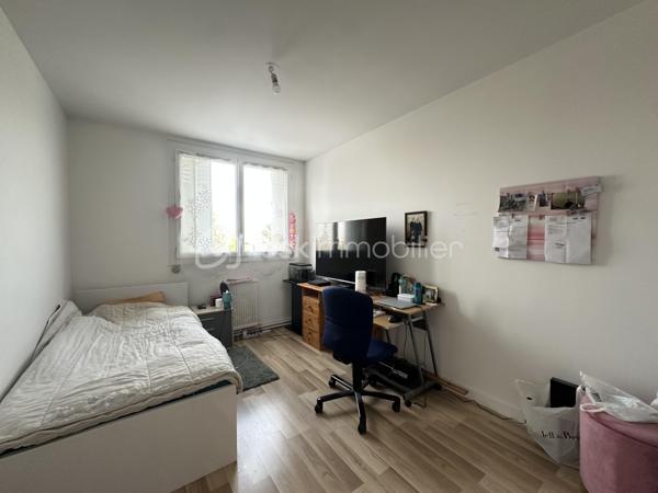 Idéalement situé, proche du tramway et des commodités !
À deux pas du collège Montaigne et de l’école Alain, découvrez ce bel appartement situé au 2ᵉ étage d’une résidence sécurisée et parfaitement entretenue.
Vous serez séduit par ses beaux volumes avec :
Un spacieux salon-séjour lumineux avec cuisine ouverte
Un cellier pratique pour le rangement
3 chambres avec possibilité d’aménager une 4ᵉ chambre selon vos besoins
Un dressing
Une salle d’eau avec WC
Côté confort : chauffage individuel au gaz de ville et faibles charges, un vrai plus pour votre budget.
 Un bien idéal pour une famille ou un investissement !

À visiter sans tarder !