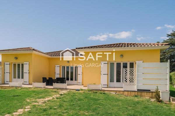 Spacieuse maison de 169 m² avec terrain plat et double garage.