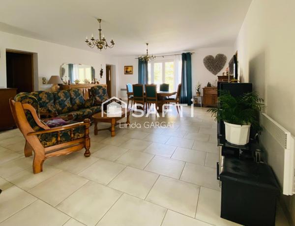 Spacieuse maison de 169 m² avec terrain plat et double garage.