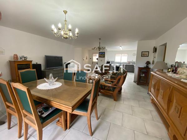 Spacieuse maison de 169 m² avec terrain plat et double garage.