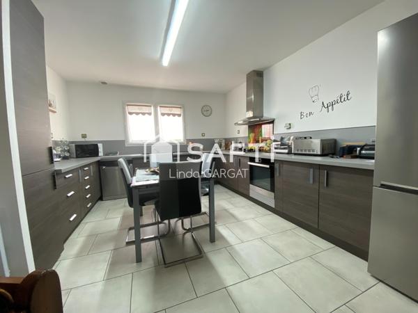 Spacieuse maison de 169 m² avec terrain plat et double garage.