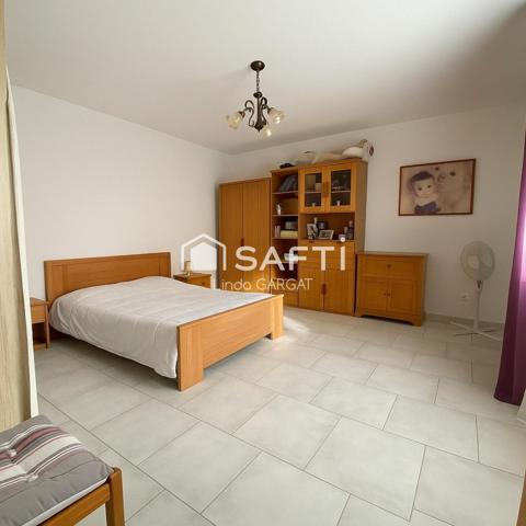 Spacieuse maison de 169 m² avec terrain plat et double garage.