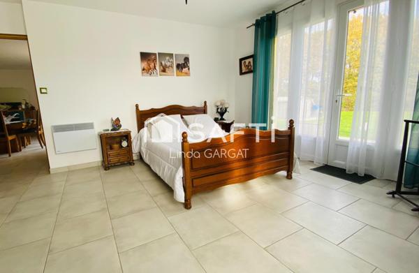 Spacieuse maison de 169 m² avec terrain plat et double garage.