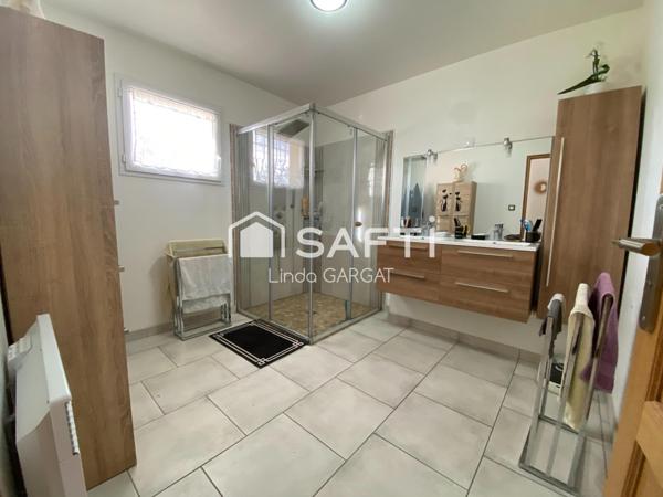 Spacieuse maison de 169 m² avec terrain plat et double garage.