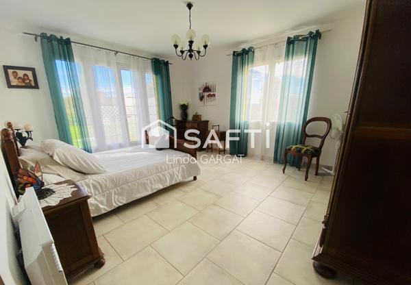 Spacieuse maison de 169 m² avec terrain plat et double garage.