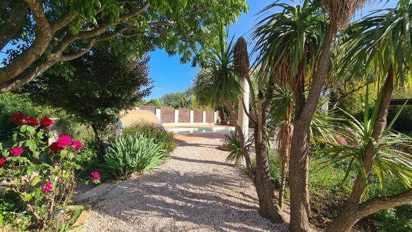 Grande villa familiale avec jardin de style anglais, piscine et dépendances