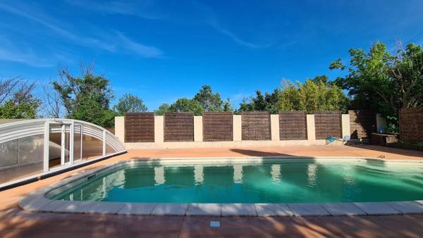 Grande villa familiale avec jardin de style anglais, piscine et dépendances