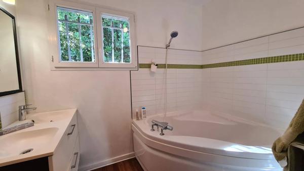 Grande villa familiale avec jardin de style anglais, piscine et dépendances