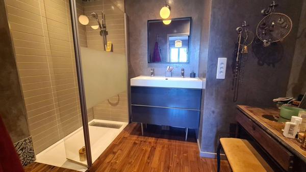 Grande villa familiale avec jardin de style anglais, piscine et dépendances