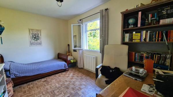 Grande villa familiale avec jardin de style anglais, piscine et dépendances