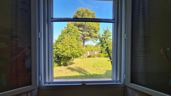 Grande villa familiale avec jardin de style anglais, piscine et dépendances