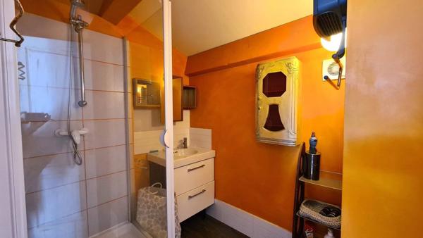 Grande villa familiale avec jardin de style anglais, piscine et dépendances