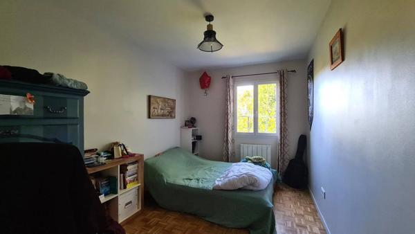 Grande villa familiale avec jardin de style anglais, piscine et dépendances