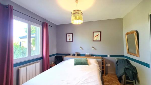 Grande villa familiale avec jardin de style anglais, piscine et dépendances