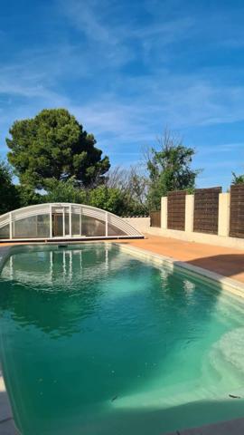 Grande villa familiale avec jardin de style anglais, piscine et dépendances