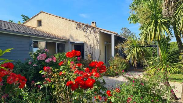 Grande villa familiale avec jardin de style anglais, piscine et dépendances
