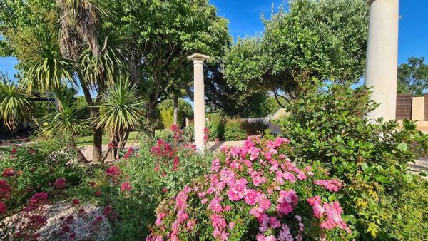 Grande villa familiale avec jardin de style anglais, piscine et dépendances