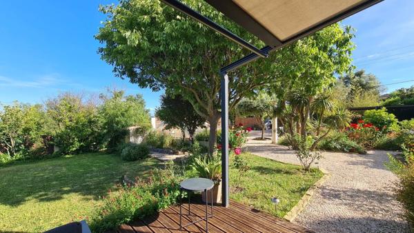 Grande villa familiale avec jardin de style anglais, piscine et dépendances