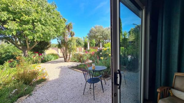 Grande villa familiale avec jardin de style anglais, piscine et dépendances