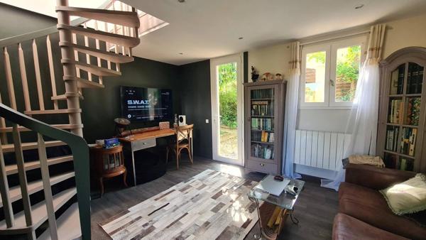 Grande villa familiale avec jardin de style anglais, piscine et dépendances