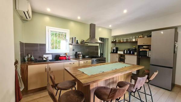 Grande villa familiale avec jardin de style anglais, piscine et dépendances