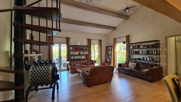 Grande villa familiale avec jardin de style anglais, piscine et dépendances