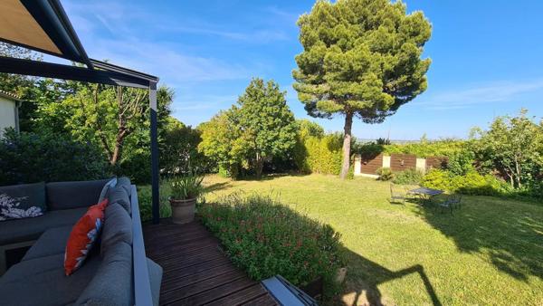 Grande villa familiale avec jardin de style anglais, piscine et dépendances