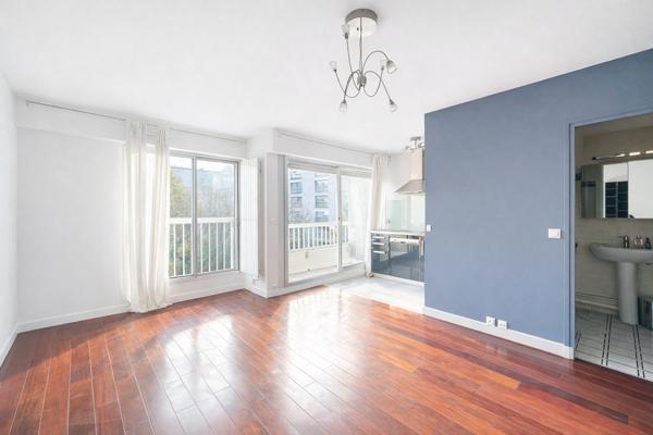 Studio avec balcon, calme et lumineux