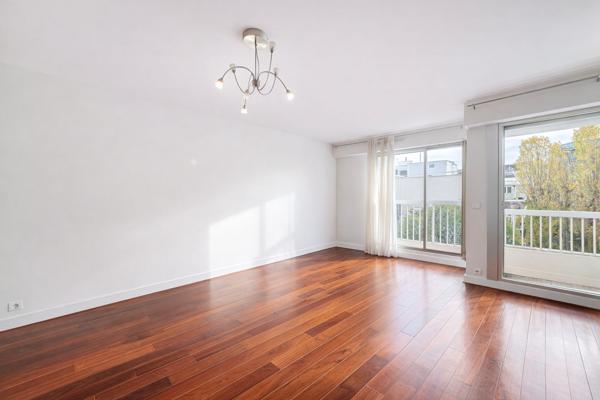 Studio avec balcon, calme et lumineux