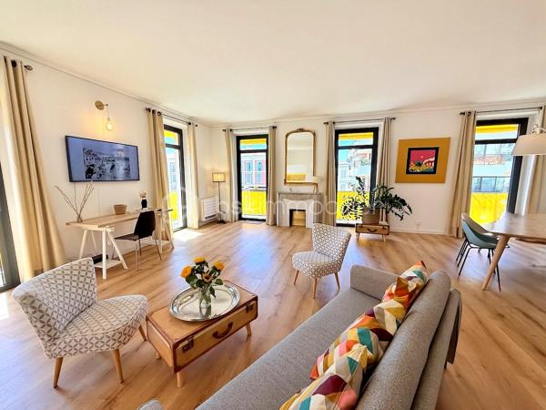 ----- SOUS OFFRE ACCEPTEE ------ 

RARE À NICE CENTRE – Duplex en dernier étage avec ascenseur, balcons et triple exposition

Entre Wilson et la Coulée Verte, découvrez un bien rare offrant une qualité de vie singulière au cœur de Nice.

Situé au dernier étage avec ascenseur d’un immeuble récemment rénové (façade et toiture refaites), ce duplex d’angle développe 139 m² au sol (98m² Carrez) et bénéficie d’une triple exposition qui lui offre une luminosité remarquable du matin jusqu’au soir.

Dès l’entrée, les volumes séduisent : une superbe pièce de vie d’environ 47 m², sublimée par une hauteur sous plafond de 2,82 m et de nombreuses ouvertures en triple vitrage. Cet espace se prolonge naturellement vers deux balcons filants totalisant 14 m², offrant une agréable respiration extérieure et une vue dégagée sur le quartier.

Dans le prolongement de cet espace, une cuisine indépendante entièrement équipée complète harmonieusement le niveau principal, ainsi qu’un WC indépendant dédié à l’espace de réception.


À l’étage, sous les toits, l’espace nuit dévoile une ambiance chaleureuse et intimiste :
– Deux chambres mansardées avec pour chacune d’elle, sa salle d’eau privative
– Une douche avec fonction hammam
– Un second WC indépendant
– Une troisième pièce offrant de multiples possibilités d’aménagement : bureau, chambre d’enfant ou espace sur mesure selon les besoins

Pensé dans les moindres détails, l’appartement a bénéficié d’une rénovation complète avec des prestations de qualité :
• Climatisation intégrale
• Ventilation contrôlée
• Menuiseries aluminium triple vitrage
• Parquet neuf dans tout l’appartement
• Nombreux rangements intégrés
• Aucun travaux à prévoir

Une cave saine de 12 m² complète ce bien.

Un local vélo ainsi qu’un espace permettant le stationnement de deux-roues sont également disponibles dans la copropriété.

Adresse recherchée, à quelques pas de la Coulée Verte, du Vieux-Nice, de la place Masséna, des commerces et des lignes de tramway.

Un bien singulier qui conjugue le confort contemporain, le charme des volumes atypiques et cette sensation rare de vivre dans une maison sur les toits, au cœur de Nice.

Une vente meublée peut être envisagée selon le projet des acquéreurs (hors éléments décoratifs et œuvres murales).

Visite virtuelle 360° disponible.