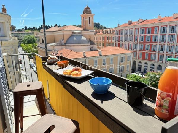 ----- SOUS OFFRE ACCEPTEE ------ 

RARE À NICE CENTRE – Duplex en dernier étage avec ascenseur, balcons et triple exposition

Entre Wilson et la Coulée Verte, découvrez un bien rare offrant une qualité de vie singulière au cœur de Nice.

Situé au dernier étage avec ascenseur d’un immeuble récemment rénové (façade et toiture refaites), ce duplex d’angle développe 139 m² au sol (98m² Carrez) et bénéficie d’une triple exposition qui lui offre une luminosité remarquable du matin jusqu’au soir.

Dès l’entrée, les volumes séduisent : une superbe pièce de vie d’environ 47 m², sublimée par une hauteur sous plafond de 2,82 m et de nombreuses ouvertures en triple vitrage. Cet espace se prolonge naturellement vers deux balcons filants totalisant 14 m², offrant une agréable respiration extérieure et une vue dégagée sur le quartier.

Dans le prolongement de cet espace, une cuisine indépendante entièrement équipée complète harmonieusement le niveau principal, ainsi qu’un WC indépendant dédié à l’espace de réception.


À l’étage, sous les toits, l’espace nuit dévoile une ambiance chaleureuse et intimiste :
– Deux chambres mansardées avec pour chacune d’elle, sa salle d’eau privative
– Une douche avec fonction hammam
– Un second WC indépendant
– Une troisième pièce offrant de multiples possibilités d’aménagement : bureau, chambre d’enfant ou espace sur mesure selon les besoins

Pensé dans les moindres détails, l’appartement a bénéficié d’une rénovation complète avec des prestations de qualité :
• Climatisation intégrale
• Ventilation contrôlée
• Menuiseries aluminium triple vitrage
• Parquet neuf dans tout l’appartement
• Nombreux rangements intégrés
• Aucun travaux à prévoir

Une cave saine de 12 m² complète ce bien.

Un local vélo ainsi qu’un espace permettant le stationnement de deux-roues sont également disponibles dans la copropriété.

Adresse recherchée, à quelques pas de la Coulée Verte, du Vieux-Nice, de la place Masséna, des commerces et des lignes de tramway.

Un bien singulier qui conjugue le confort contemporain, le charme des volumes atypiques et cette sensation rare de vivre dans une maison sur les toits, au cœur de Nice.

Une vente meublée peut être envisagée selon le projet des acquéreurs (hors éléments décoratifs et œuvres murales).

Visite virtuelle 360° disponible.