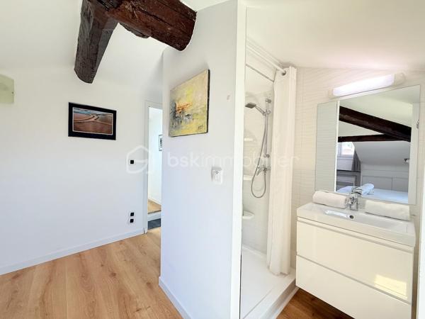 ----- SOUS OFFRE ACCEPTEE ------ 

RARE À NICE CENTRE – Duplex en dernier étage avec ascenseur, balcons et triple exposition

Entre Wilson et la Coulée Verte, découvrez un bien rare offrant une qualité de vie singulière au cœur de Nice.

Situé au dernier étage avec ascenseur d’un immeuble récemment rénové (façade et toiture refaites), ce duplex d’angle développe 139 m² au sol (98m² Carrez) et bénéficie d’une triple exposition qui lui offre une luminosité remarquable du matin jusqu’au soir.

Dès l’entrée, les volumes séduisent : une superbe pièce de vie d’environ 47 m², sublimée par une hauteur sous plafond de 2,82 m et de nombreuses ouvertures en triple vitrage. Cet espace se prolonge naturellement vers deux balcons filants totalisant 14 m², offrant une agréable respiration extérieure et une vue dégagée sur le quartier.

Dans le prolongement de cet espace, une cuisine indépendante entièrement équipée complète harmonieusement le niveau principal, ainsi qu’un WC indépendant dédié à l’espace de réception.


À l’étage, sous les toits, l’espace nuit dévoile une ambiance chaleureuse et intimiste :
– Deux chambres mansardées avec pour chacune d’elle, sa salle d’eau privative
– Une douche avec fonction hammam
– Un second WC indépendant
– Une troisième pièce offrant de multiples possibilités d’aménagement : bureau, chambre d’enfant ou espace sur mesure selon les besoins

Pensé dans les moindres détails, l’appartement a bénéficié d’une rénovation complète avec des prestations de qualité :
• Climatisation intégrale
• Ventilation contrôlée
• Menuiseries aluminium triple vitrage
• Parquet neuf dans tout l’appartement
• Nombreux rangements intégrés
• Aucun travaux à prévoir

Une cave saine de 12 m² complète ce bien.

Un local vélo ainsi qu’un espace permettant le stationnement de deux-roues sont également disponibles dans la copropriété.

Adresse recherchée, à quelques pas de la Coulée Verte, du Vieux-Nice, de la place Masséna, des commerces et des lignes de tramway.

Un bien singulier qui conjugue le confort contemporain, le charme des volumes atypiques et cette sensation rare de vivre dans une maison sur les toits, au cœur de Nice.

Une vente meublée peut être envisagée selon le projet des acquéreurs (hors éléments décoratifs et œuvres murales).

Visite virtuelle 360° disponible.